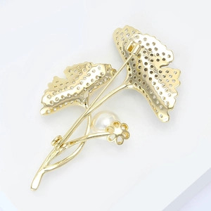 Elegant ginkgo leaf brooch with zircon pavé and large pearl on gold metal base