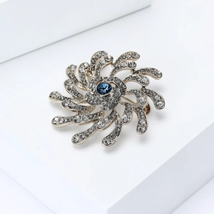 Élégante broche fleur en argent avec pétales en cristal et une pierre centrale bleue