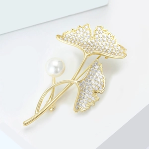 Elegant ginkgo leaf brooch with sparkling cubic zirconia and a round white pearl pin