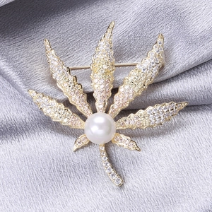 Eleganter Ahornblatt-Anstecker mit Zirkonia-Kristallen und einer Perle auf Seide