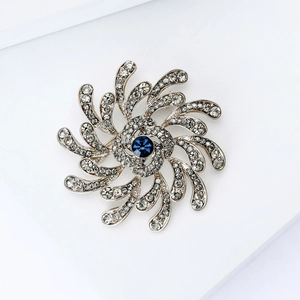 Broche fleur argentée élégante avec pierre bleue centrale et cristaux scintillants