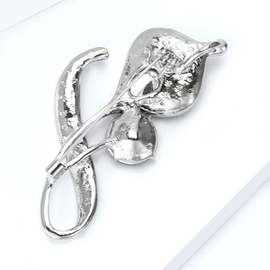Dettaglio macro del retro della spilla a orchidea argento con chiusura e trama fine