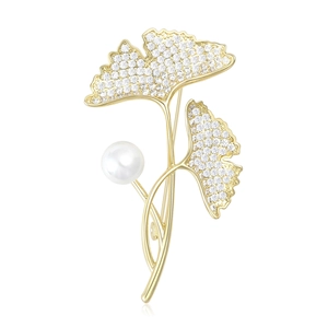 Elegant ginkgo leaf brooch with sparkling zircons and a white pearl in gold finish