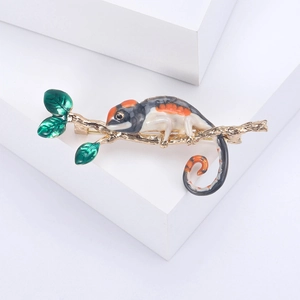 Broche caméléon exquise avec émail coloré et branche dorée pour femmes élégantes