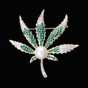 Exquisite Ahornblatt-Brosche in Gold mit grünen Zirkonia und großer weißer Perle