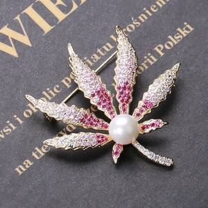 Detail der Ahornblatt-Brosche mit buntem Zirkon, Farbverlauf und einer weißen Mittelperle