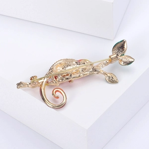 Broche caméléon artistique plaquée or avec détails en émail coloré et épingle de sécurité