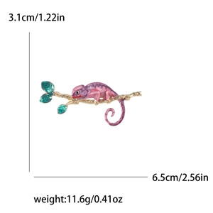 Broche caméléon en émail rose sur une branche dorée avec des petites feuilles vertes