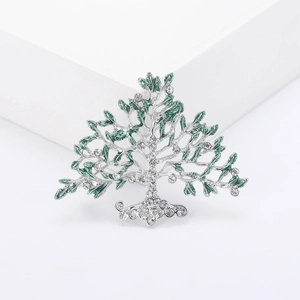 Détail d'une broche arbre de vie en argent avec feuilles en émail vert et strass blancs