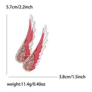 Vue détaillée des dimensions d'une broche ailes d'ange en émail et strass roses