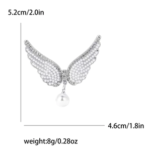 Détail de la broche aile d'ange en perles avec dimensions précises de 5,2 cm sur 4,6 cm