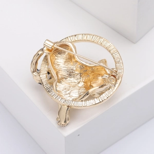 Makrodetail der goldenen Brosche Rückseite mit sicherem Nadelverschluss und Legierung