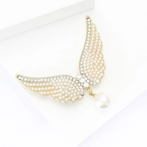 Élégante broche ailes d'ange avec perles et cristaux sur base en alliage doré