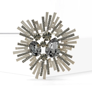 Détail macro d'une broche baroque radiale avec pierres grises et cristaux étincelants