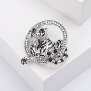 Eleganter Tiger-Anstecker aus Silbermetall mit funkelnden Strasssteinen und Emaille-Streifen