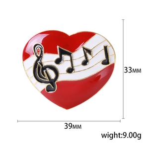 Broche en émail en forme de cœur avec notes de musique, dimensions de 39mm sur 33mm