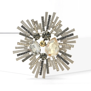 Vue détaillée d'une broche baroque étoilée avec cristal champagne en forme de goutte d'eau