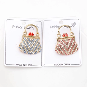 Détail de broches sac à main en alliage doré avec strass colorés et accents de cœur