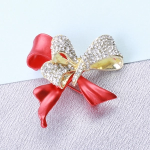 Élégante broche nœud rouge avec plaquage or et cristaux pour manteaux et pulls