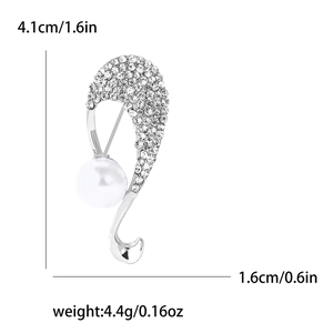 Dettaglio della spilla a goccia argento con perla e strass alta 4.1cm e larga 1.6cm