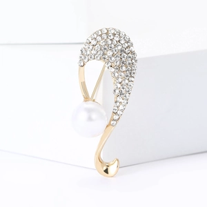 Elegante spilla dorata con grande perla bianca e strass scintillanti per abiti