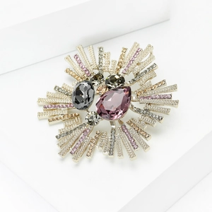 Vue détaillée de la broche baroque vintage avec cristal poire violet et strass colorés