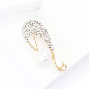 Spilla elegante in lega dorata con una grande perla e strass scintillanti su base bianca