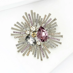 Détail macro d'une broche baroque avec cristal violet et structure argentée rayonnante