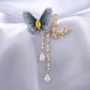 Broche papillon élégante avec broderie, glands en zircone et accents dorés sur soie