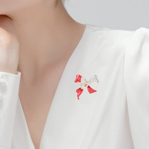 Élégante broche nœud rouge émaillé avec cristaux blancs pour femmes sophistiquées