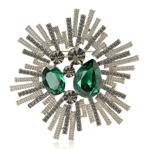 Broche baroque en cristal avec deux pierres vertes et un design rayonnant vintage