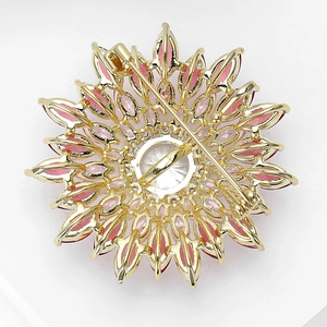 Vue arrière de la broche tournesol avec pierres marquises roses et fermoir épingle