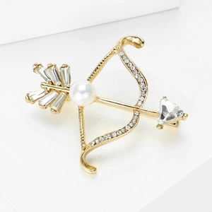 Élégante broche arc et flèche dorée avec perle blanche et strass étincelants