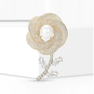 Élégante broche rose en maille dorée avec une grande perle et des cristaux scintillants