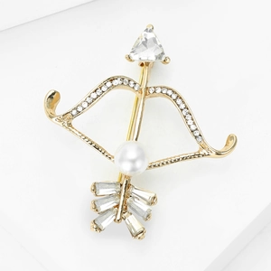 Broche élégante en forme d'arc et flèche dorés avec strass blancs et perle fine