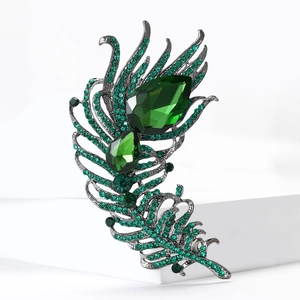 Elegante spilla a piuma con cristalli color smeraldo e pietre a goccia verdi su base scura