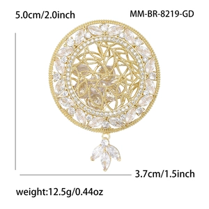 Broche ronde évidée exquise avec micro-pavage de zircons et placage d'or, 5,0x3,7 cm