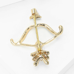 Broche arc et flèche dorée avec strass étincelants pour costumes et smokings homme
