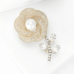 Broche fleur en maille dorée élégante avec perle centrale et accents de cristal brillant