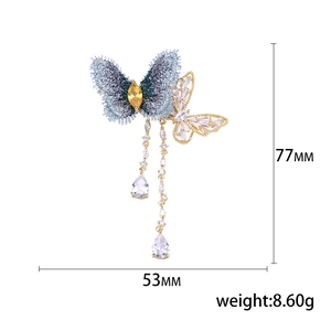 Broche papillon élégante avec broderie bleue, glands dorés et oxydes de zirconium