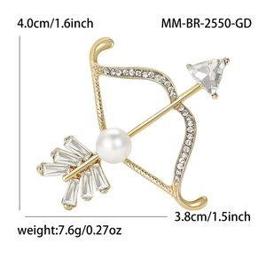 Élégante broche arc et flèche dorée avec strass blancs et un accent de perle centrale