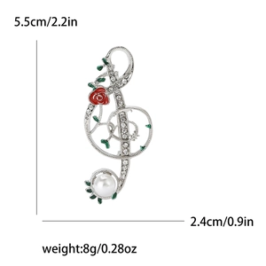 Détail de la broche clé de sol avec dimensions de 5,5cm sur 2,4cm et poids de 8g