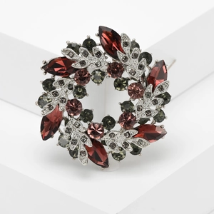 Broche couronne florale élégante avec cristaux rouge foncé et accents de feuilles