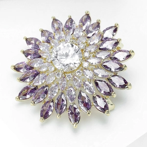 Vue macro d'une broche tournesol avec gemmes marquises mauves et zircon central
