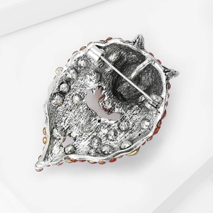 Détail du fermoir épingle de sûreté et du dos texturé sur une broche loup en strass