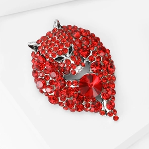 Broche tête de loup en strass rouges pour homme avec finition argentée et cristal