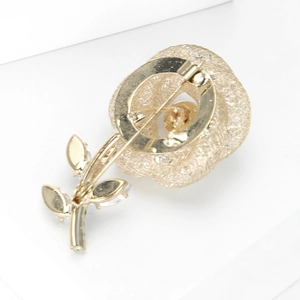 Broche fleur dorée élégante avec pétales en maille et cristaux, vue de dos