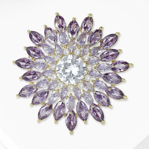 Détail de la broche tournesol avec gemmes marquises violettes et zircons micro-pave