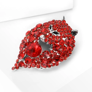 Broche tête de léopard étincelante en métal argenté avec strass rouges pour hommes