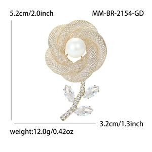 Broche fleur dorée élégante avec perle et cristaux, taille 5,2cm x 3,2cm